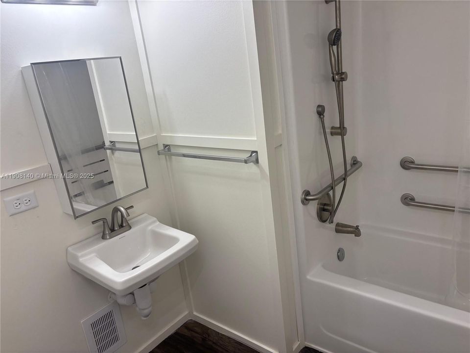 待售: $249,999 (3 贝兹, 2 浴室, 952 平方英尺)