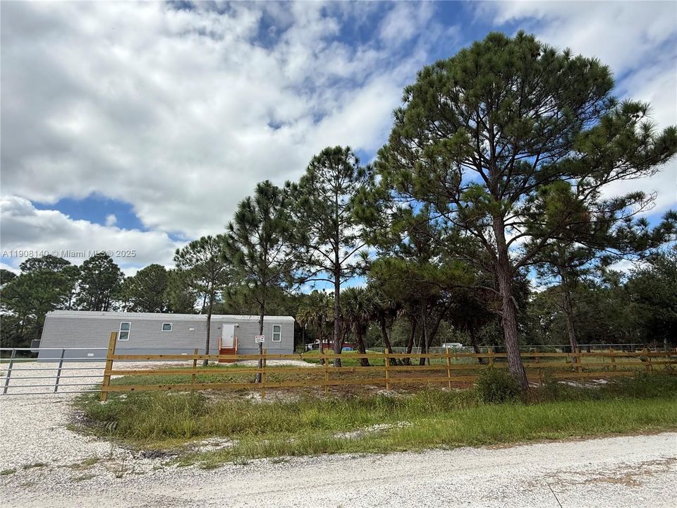 待售: $249,999 (3 贝兹, 2 浴室, 952 平方英尺)