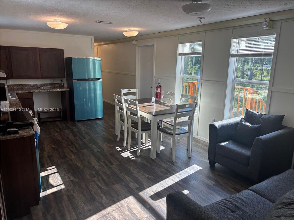 待售: $249,999 (3 贝兹, 2 浴室, 952 平方英尺)