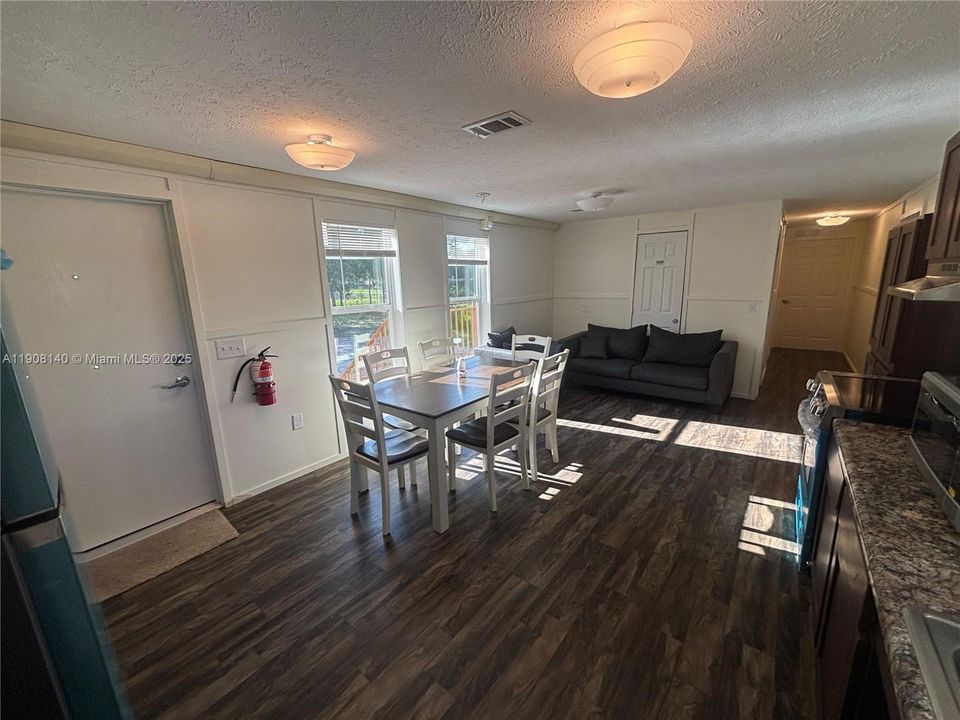 待售: $249,999 (3 贝兹, 2 浴室, 952 平方英尺)