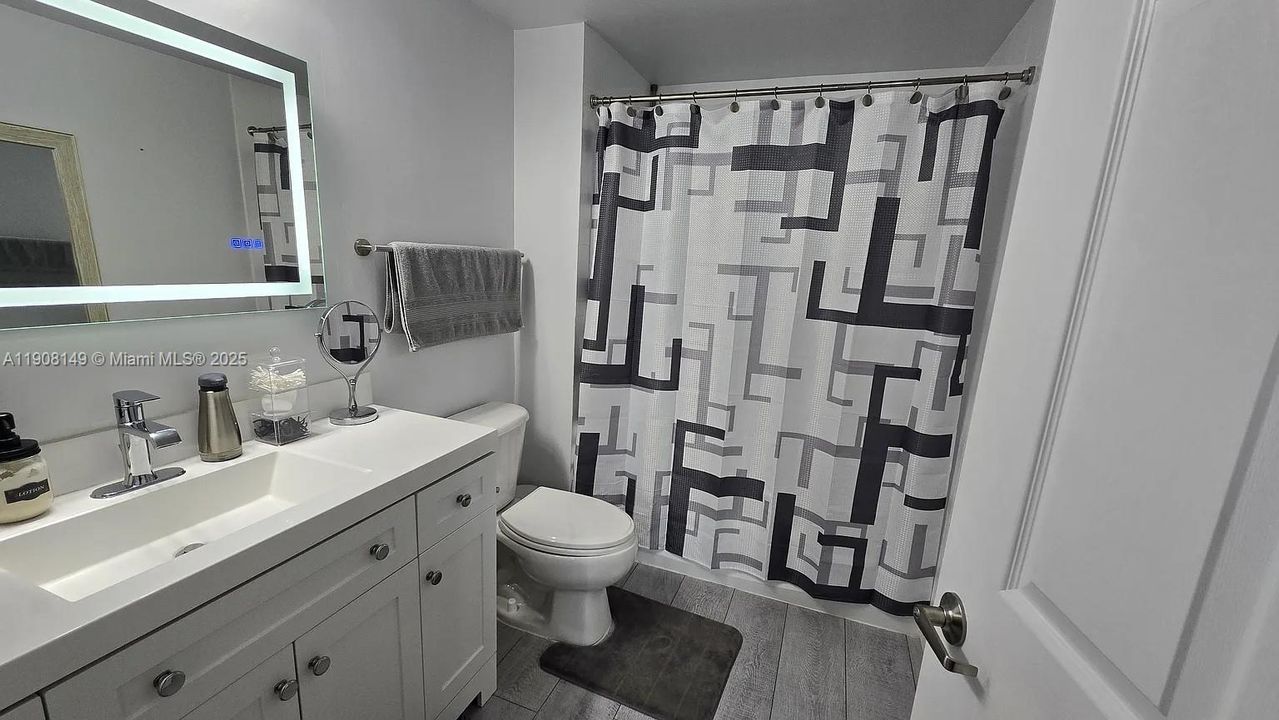 出租: $3,250 (2 贝兹, 2 浴室, 1087 平方英尺)