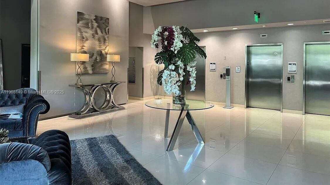 出租: $3,250 (2 贝兹, 2 浴室, 1087 平方英尺)