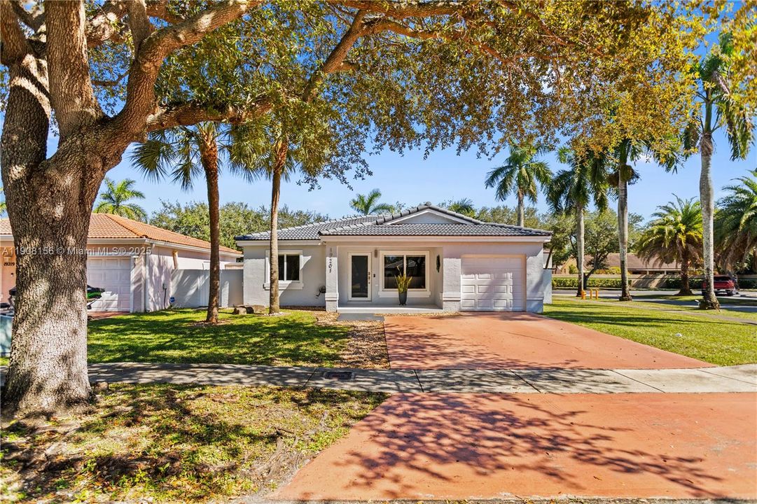 合同活跃: $595,000 (3 贝兹, 2 浴室, 958 平方英尺)