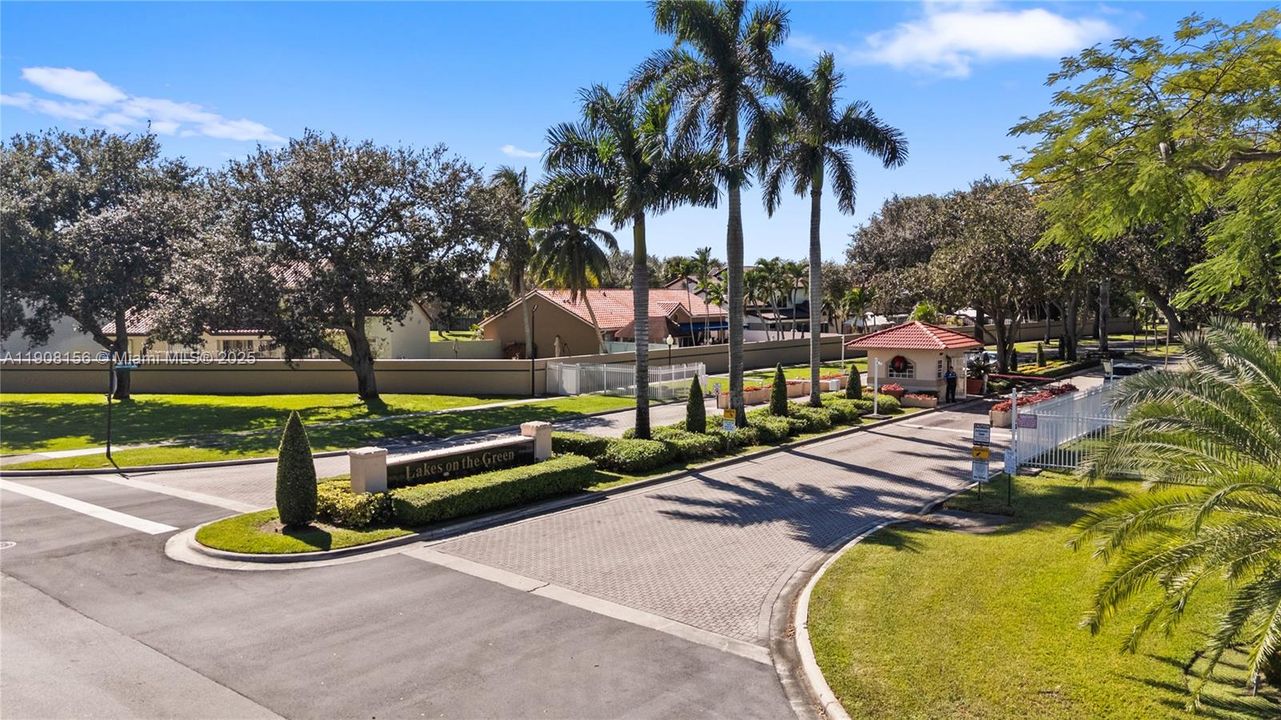 合同活跃: $595,000 (3 贝兹, 2 浴室, 958 平方英尺)