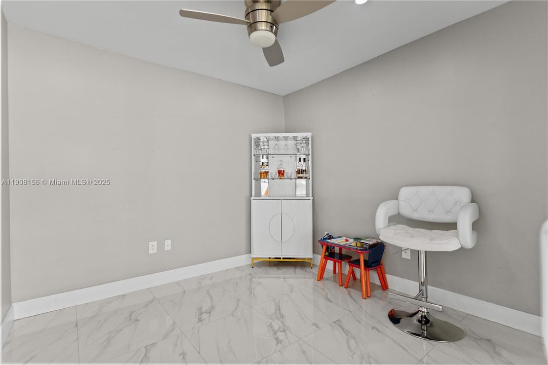 合同活跃: $595,000 (3 贝兹, 2 浴室, 958 平方英尺)