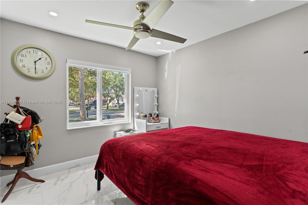 合同活跃: $595,000 (3 贝兹, 2 浴室, 958 平方英尺)