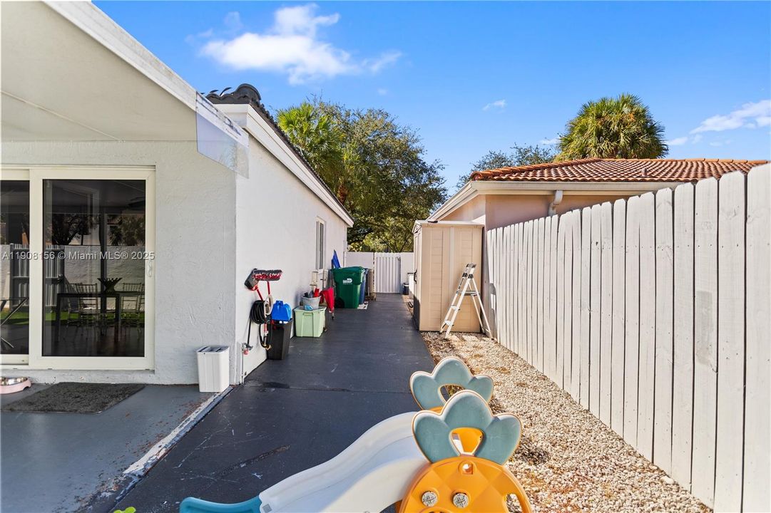 合同活跃: $595,000 (3 贝兹, 2 浴室, 958 平方英尺)