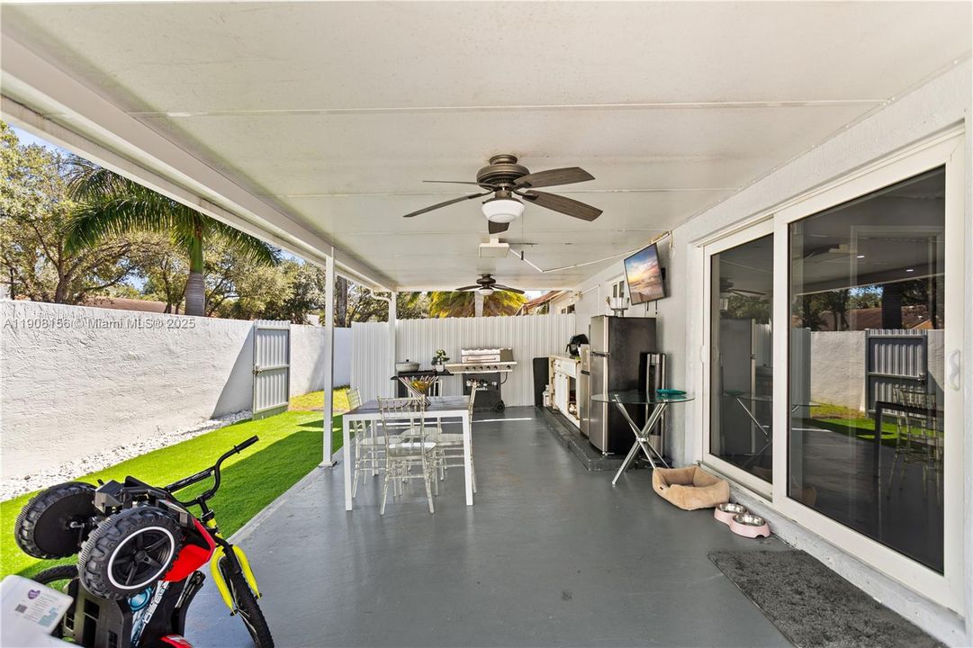 合同活跃: $595,000 (3 贝兹, 2 浴室, 958 平方英尺)