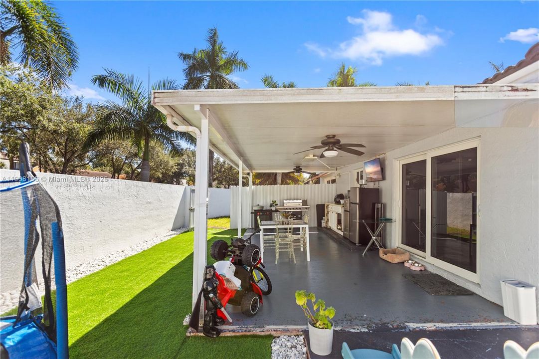 合同活跃: $595,000 (3 贝兹, 2 浴室, 958 平方英尺)