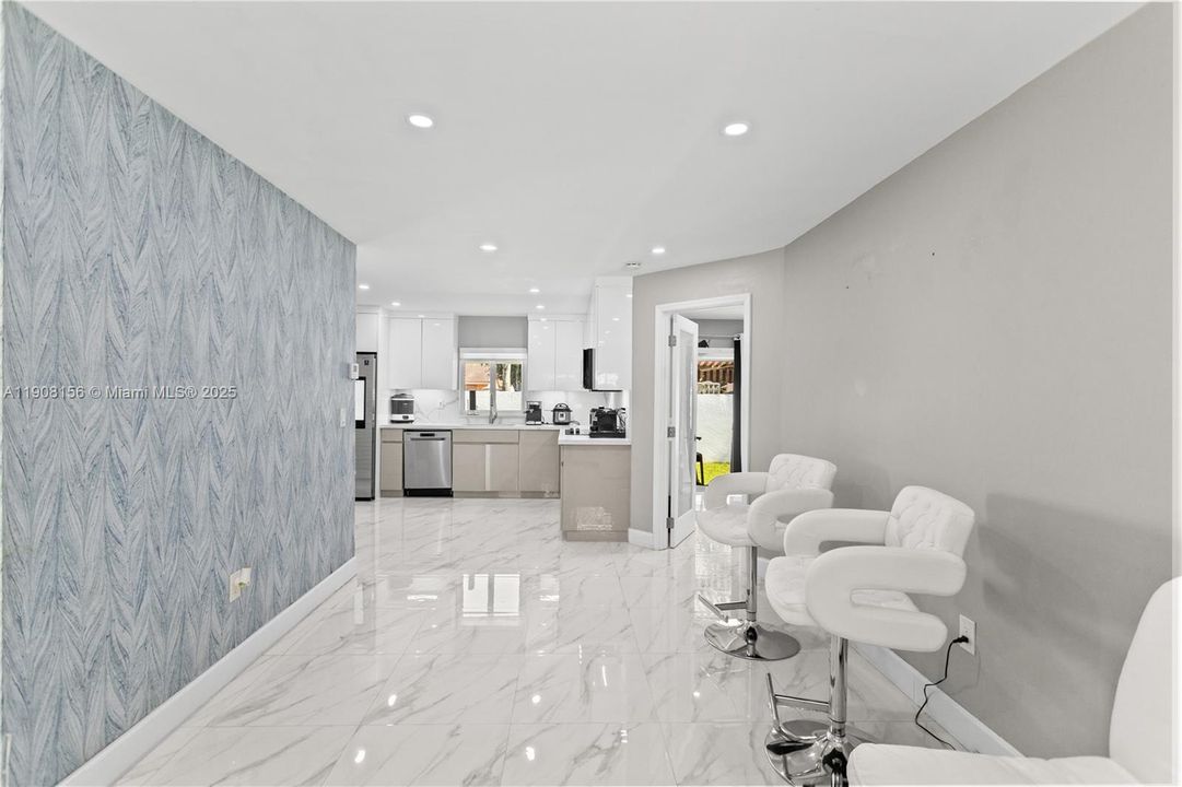 合同活跃: $595,000 (3 贝兹, 2 浴室, 958 平方英尺)