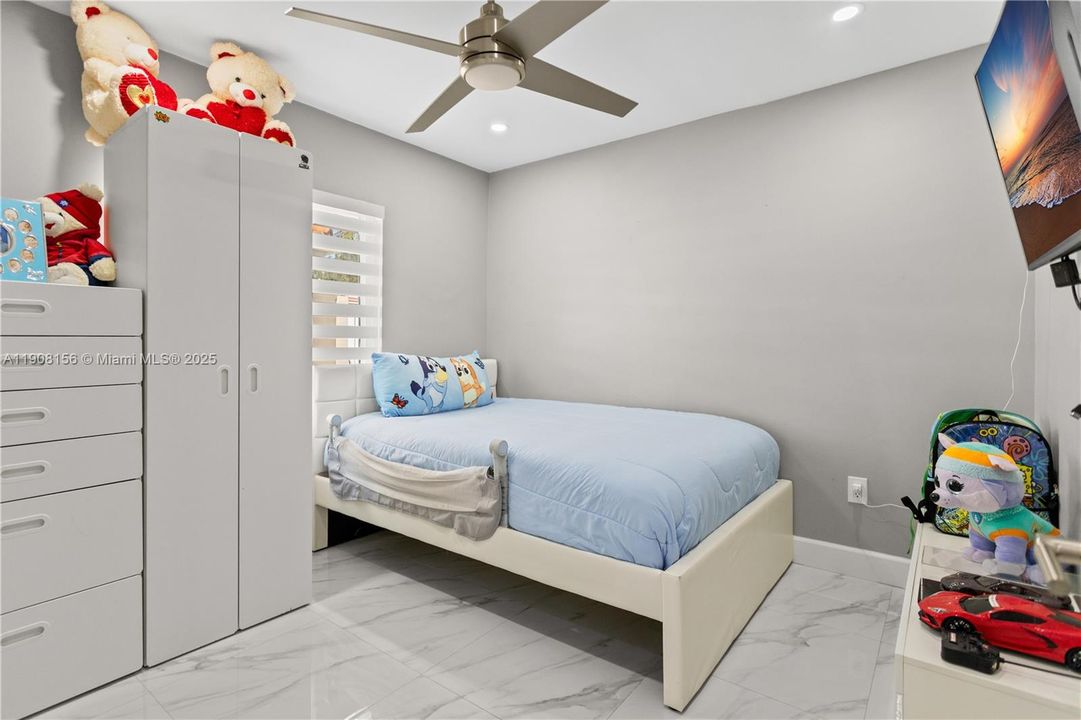 合同活跃: $595,000 (3 贝兹, 2 浴室, 958 平方英尺)