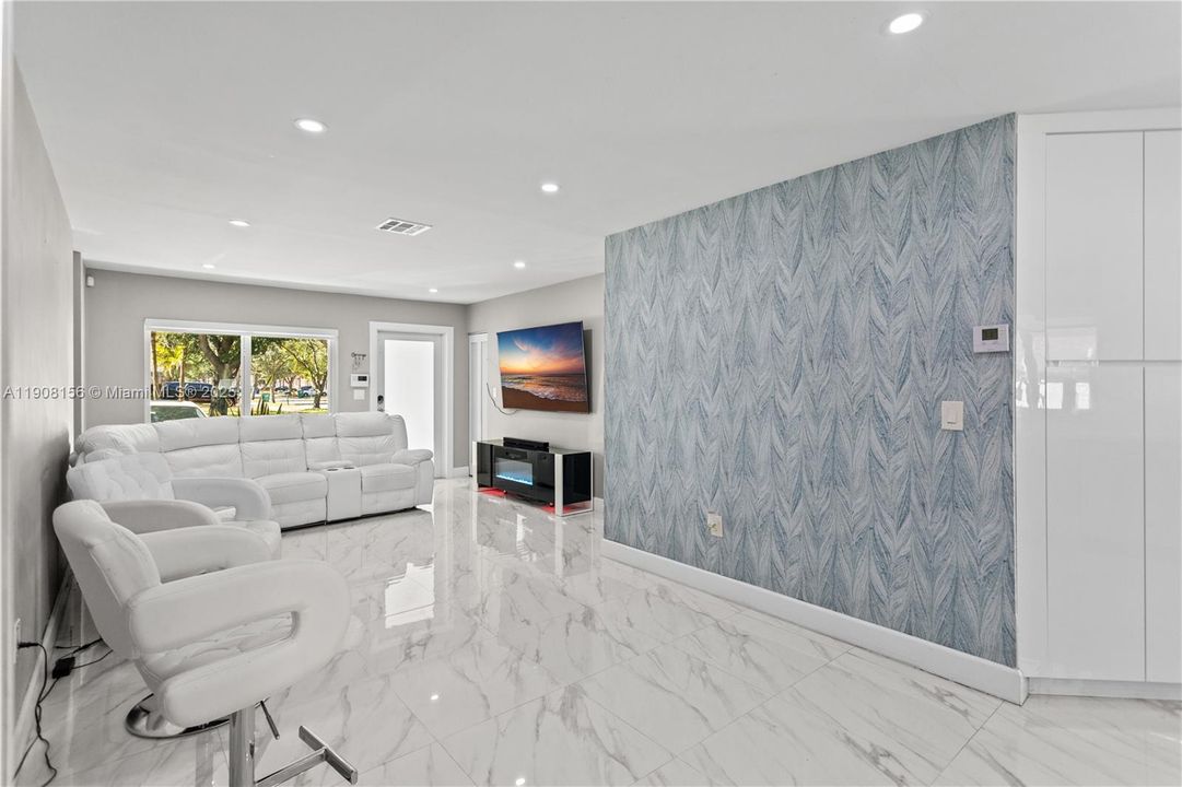 合同活跃: $595,000 (3 贝兹, 2 浴室, 958 平方英尺)