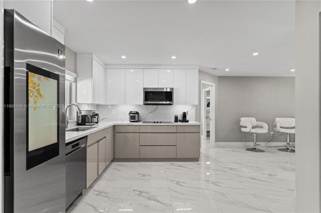 合同活跃: $595,000 (3 贝兹, 2 浴室, 958 平方英尺)