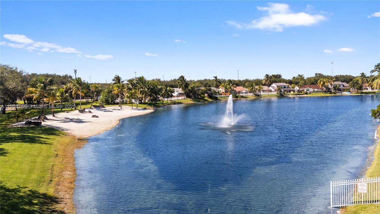 合同活跃: $595,000 (3 贝兹, 2 浴室, 958 平方英尺)