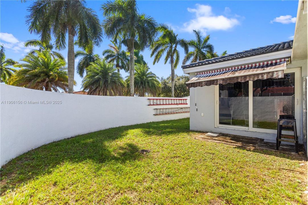 合同活跃: $595,000 (3 贝兹, 2 浴室, 958 平方英尺)