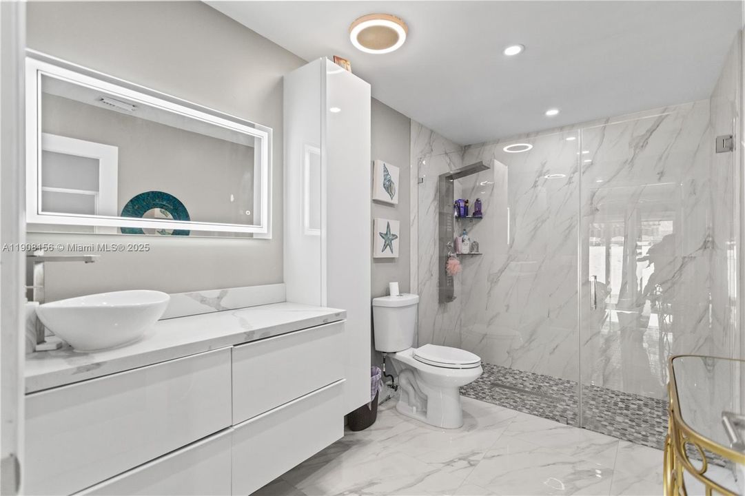 合同活跃: $595,000 (3 贝兹, 2 浴室, 958 平方英尺)