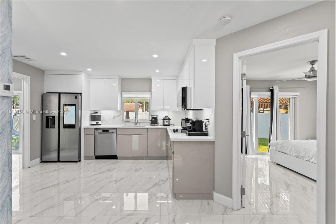 合同活跃: $595,000 (3 贝兹, 2 浴室, 958 平方英尺)