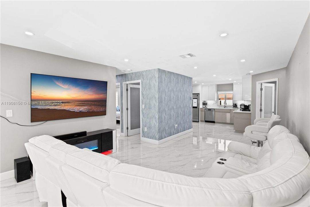 合同活跃: $595,000 (3 贝兹, 2 浴室, 958 平方英尺)