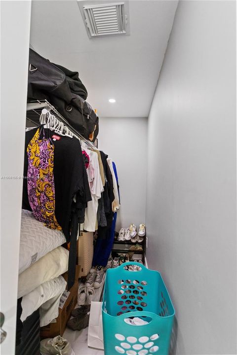 合同活跃: $595,000 (3 贝兹, 2 浴室, 958 平方英尺)