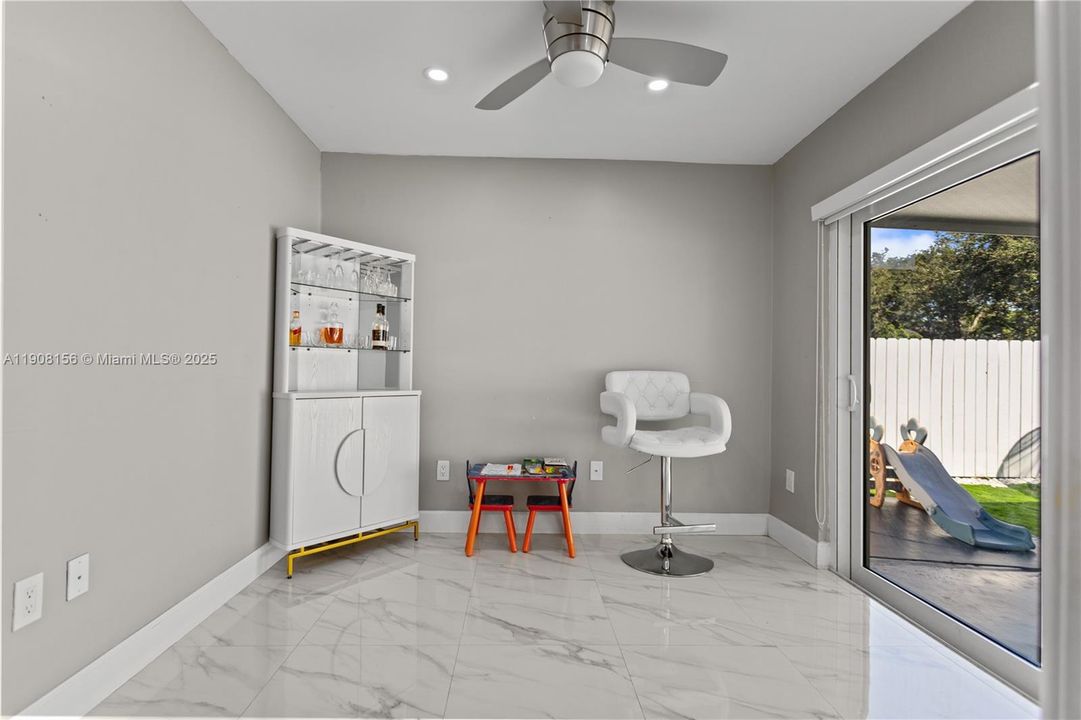 合同活跃: $595,000 (3 贝兹, 2 浴室, 958 平方英尺)