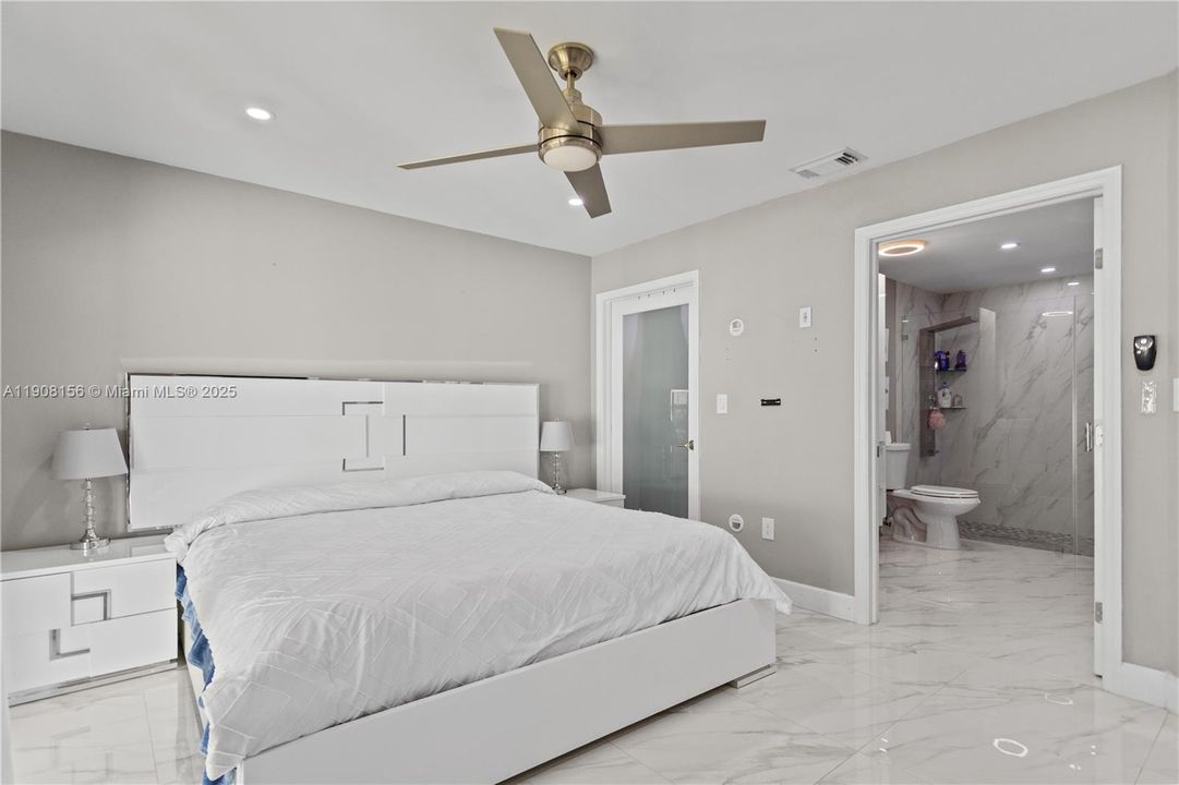 合同活跃: $595,000 (3 贝兹, 2 浴室, 958 平方英尺)