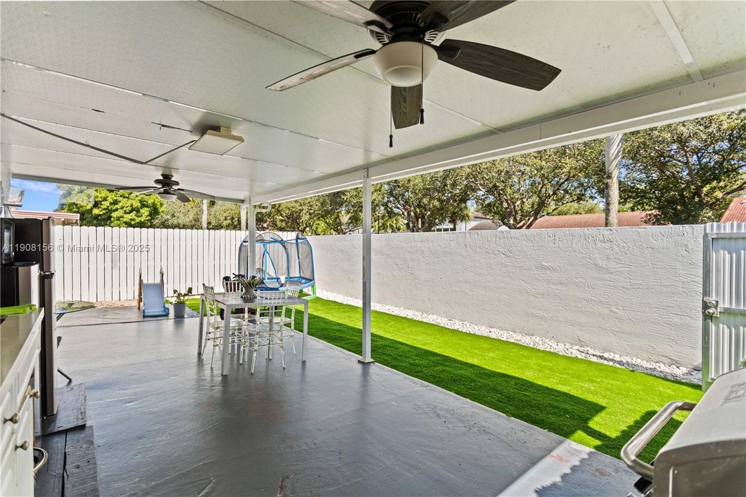 合同活跃: $595,000 (3 贝兹, 2 浴室, 958 平方英尺)