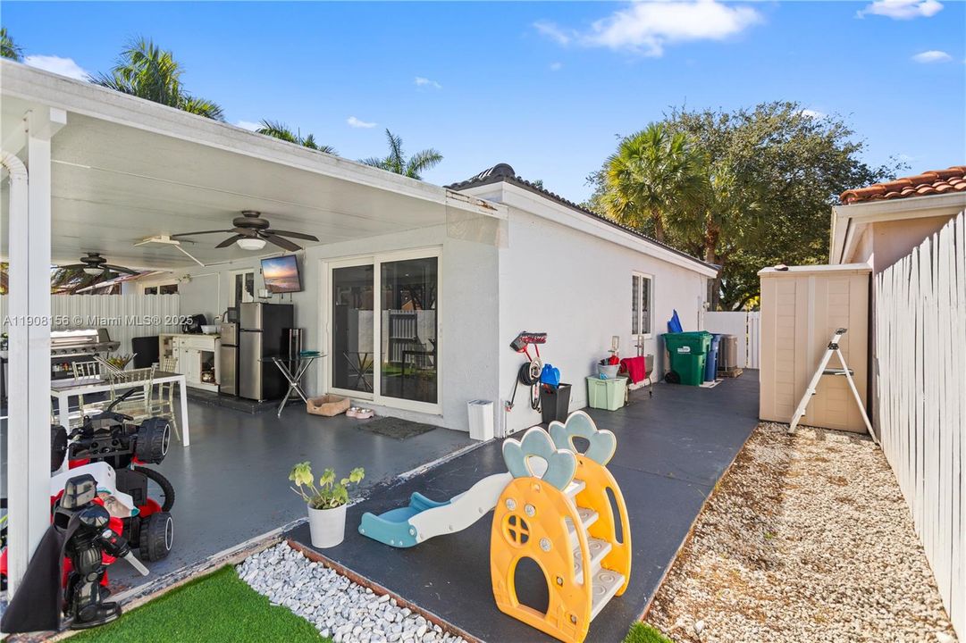 合同活跃: $595,000 (3 贝兹, 2 浴室, 958 平方英尺)