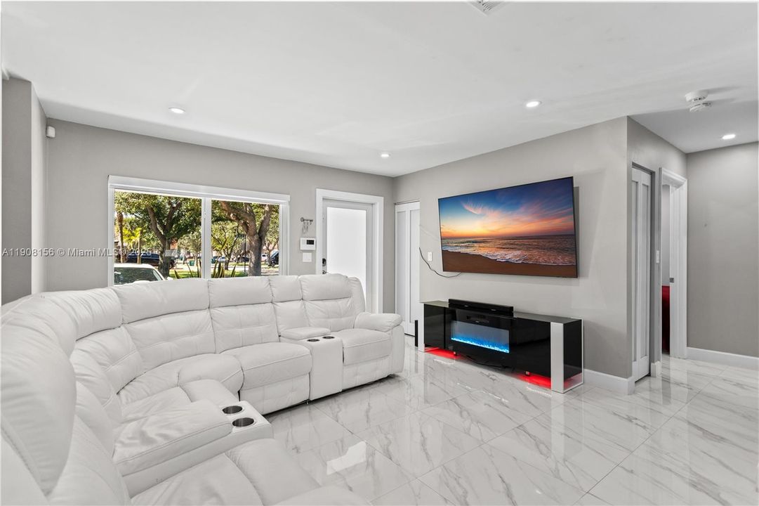 合同活跃: $595,000 (3 贝兹, 2 浴室, 958 平方英尺)