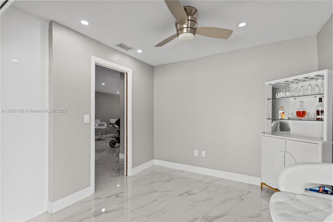 合同活跃: $595,000 (3 贝兹, 2 浴室, 958 平方英尺)