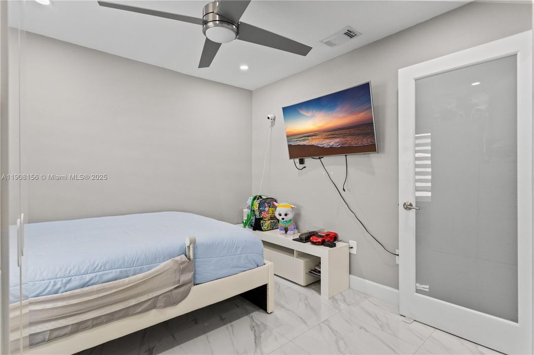 合同活跃: $595,000 (3 贝兹, 2 浴室, 958 平方英尺)