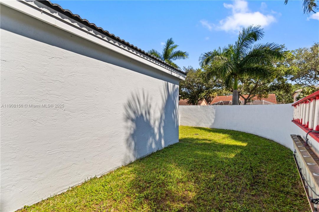 合同活跃: $595,000 (3 贝兹, 2 浴室, 958 平方英尺)