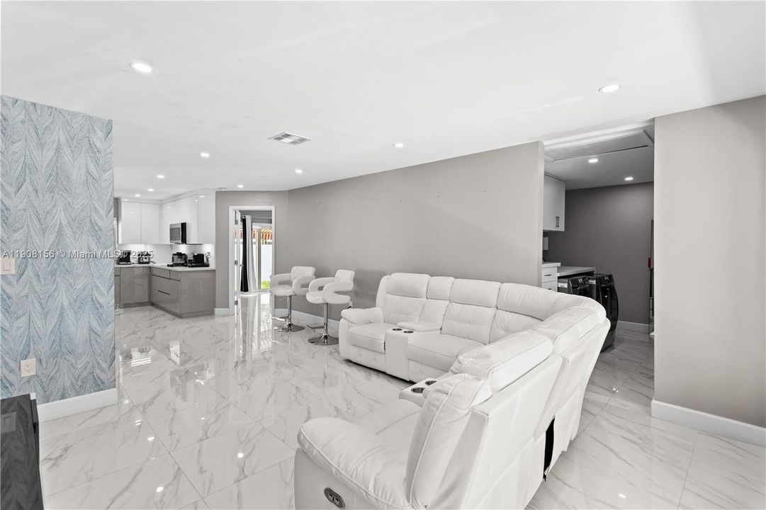 合同活跃: $595,000 (3 贝兹, 2 浴室, 958 平方英尺)