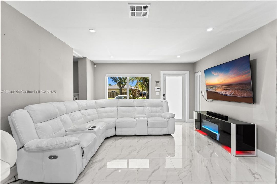 合同活跃: $595,000 (3 贝兹, 2 浴室, 958 平方英尺)