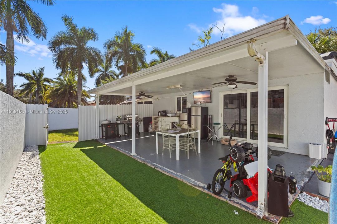 合同活跃: $595,000 (3 贝兹, 2 浴室, 958 平方英尺)