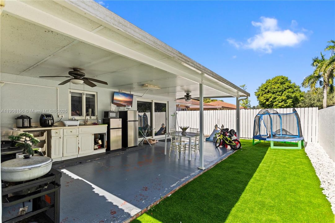 合同活跃: $595,000 (3 贝兹, 2 浴室, 958 平方英尺)