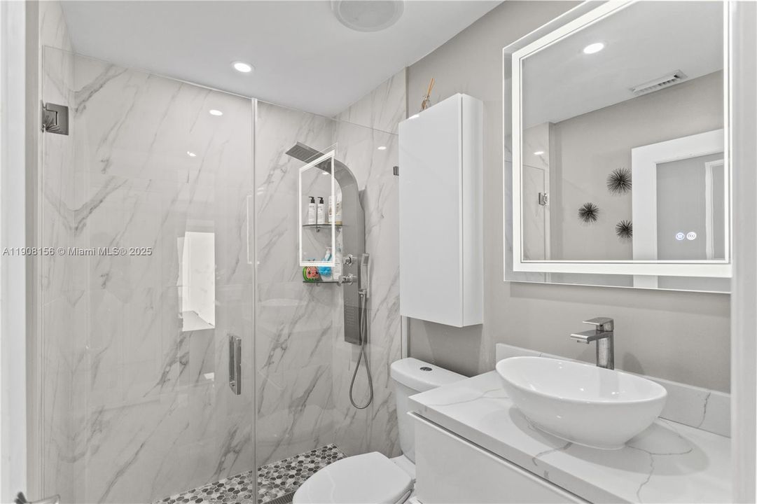 合同活跃: $595,000 (3 贝兹, 2 浴室, 958 平方英尺)