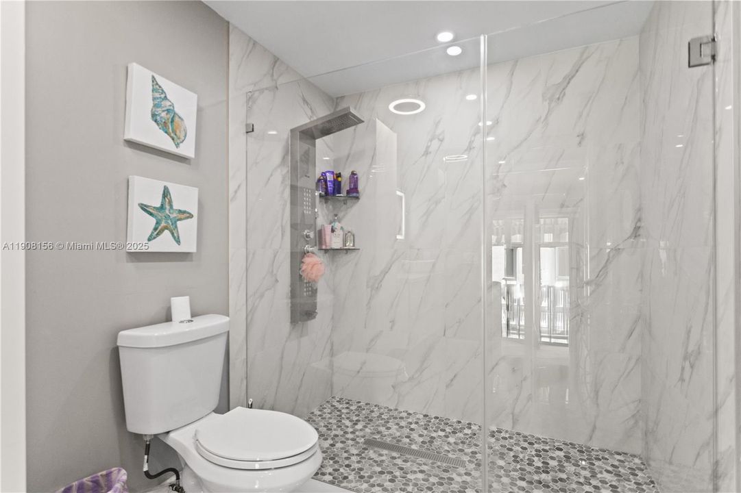 合同活跃: $595,000 (3 贝兹, 2 浴室, 958 平方英尺)