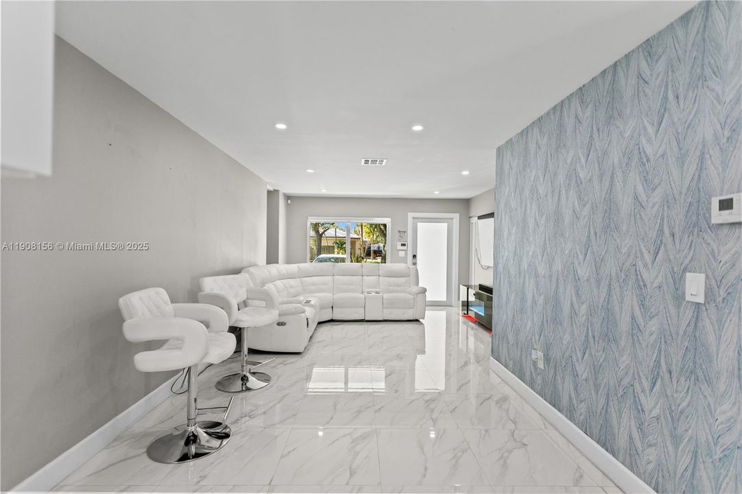 合同活跃: $595,000 (3 贝兹, 2 浴室, 958 平方英尺)