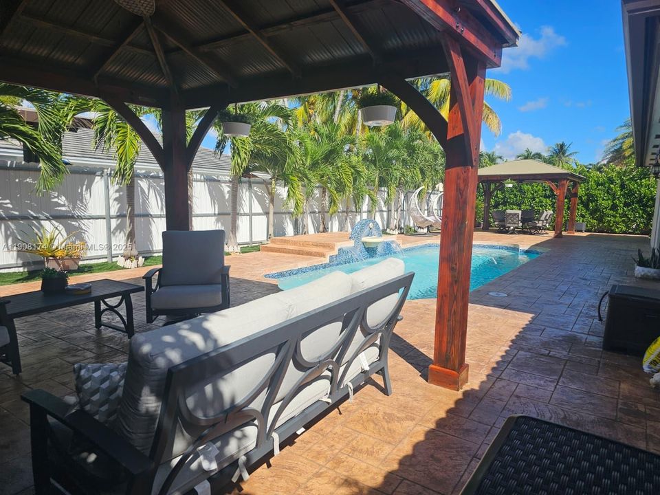 Active With Contract: $777,000 (3 beds, 2 baths, 1737 Square Feet)