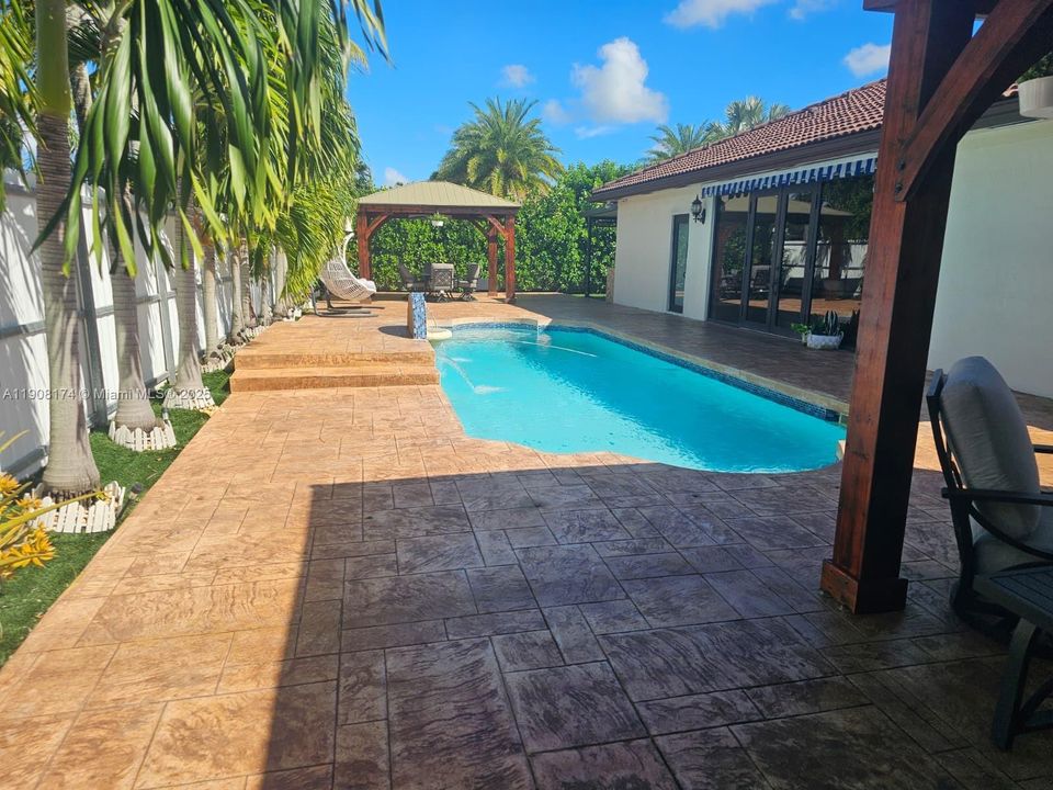 Active With Contract: $777,000 (3 beds, 2 baths, 1737 Square Feet)