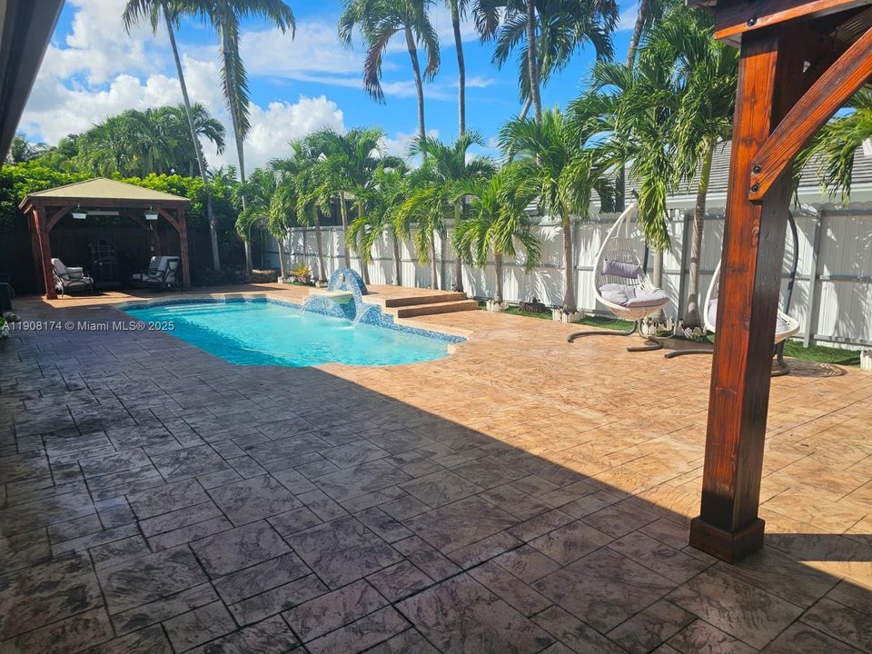 Active With Contract: $777,000 (3 beds, 2 baths, 1737 Square Feet)