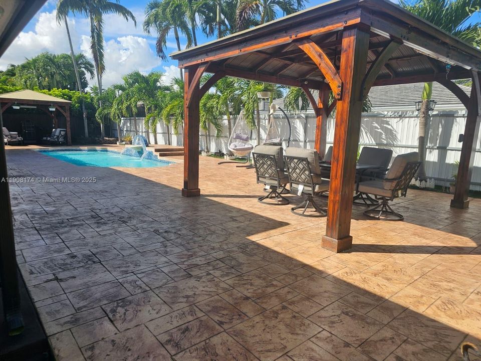 Active With Contract: $777,000 (3 beds, 2 baths, 1737 Square Feet)