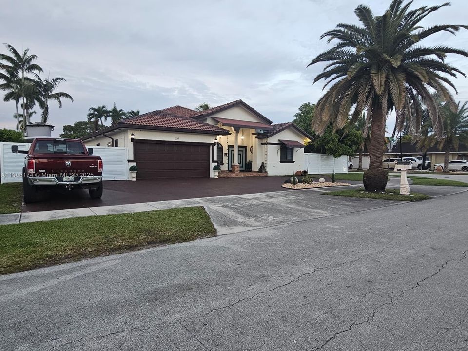 Active With Contract: $777,000 (3 beds, 2 baths, 1737 Square Feet)