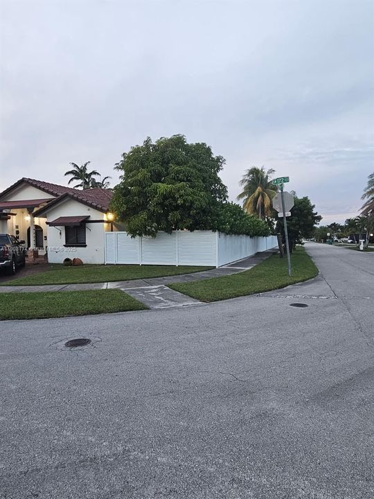 Active With Contract: $777,000 (3 beds, 2 baths, 1737 Square Feet)