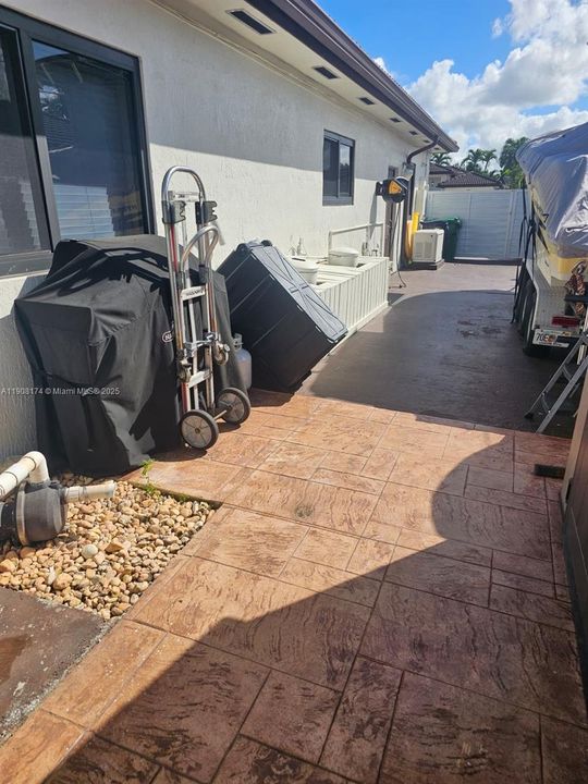 Active With Contract: $777,000 (3 beds, 2 baths, 1737 Square Feet)