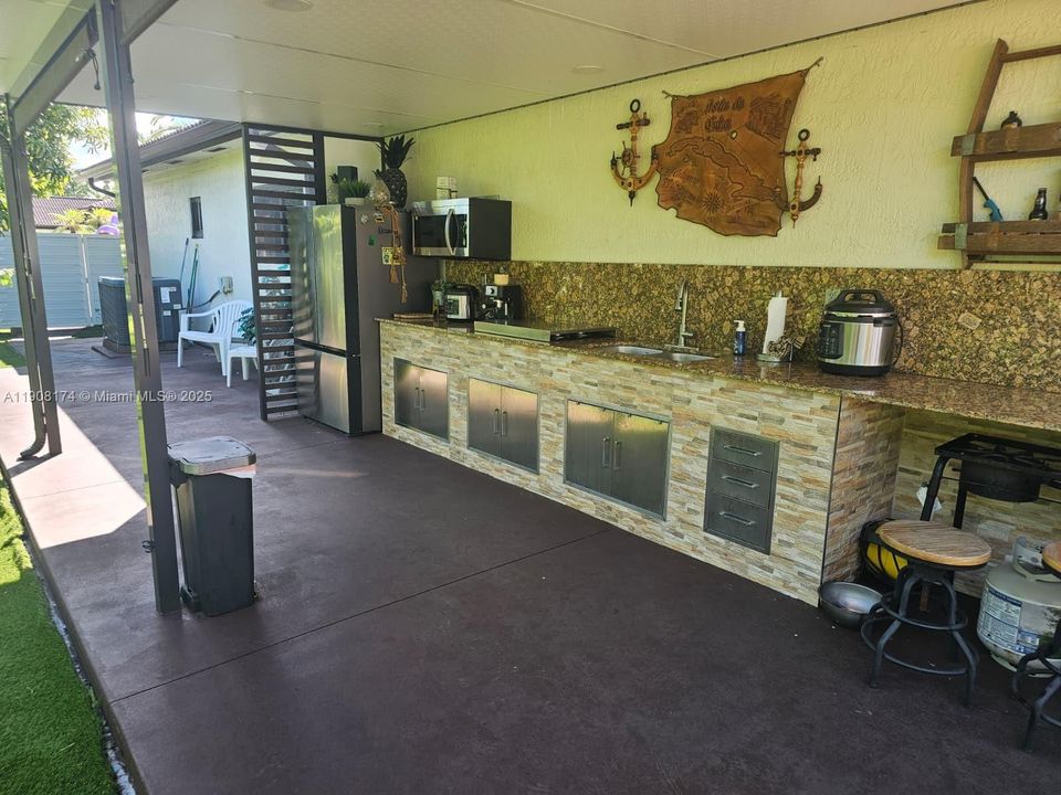 Active With Contract: $777,000 (3 beds, 2 baths, 1737 Square Feet)