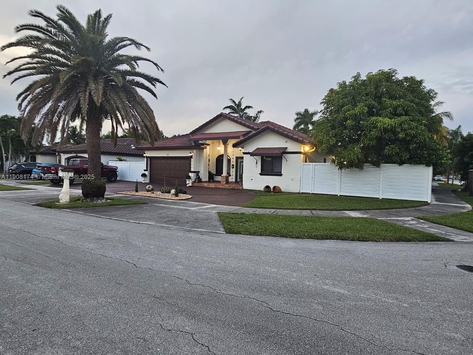 Active With Contract: $777,000 (3 beds, 2 baths, 1737 Square Feet)