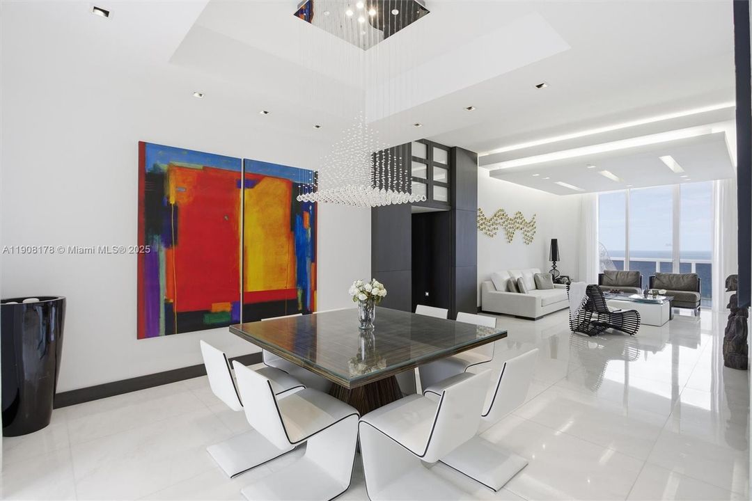 合同活跃: $2,375,000 (3 贝兹, 3 浴室, 2327 平方英尺)