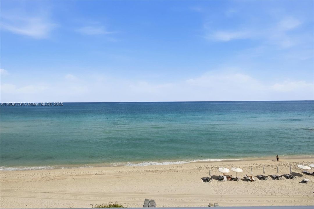 合同活跃: $2,375,000 (3 贝兹, 3 浴室, 2327 平方英尺)