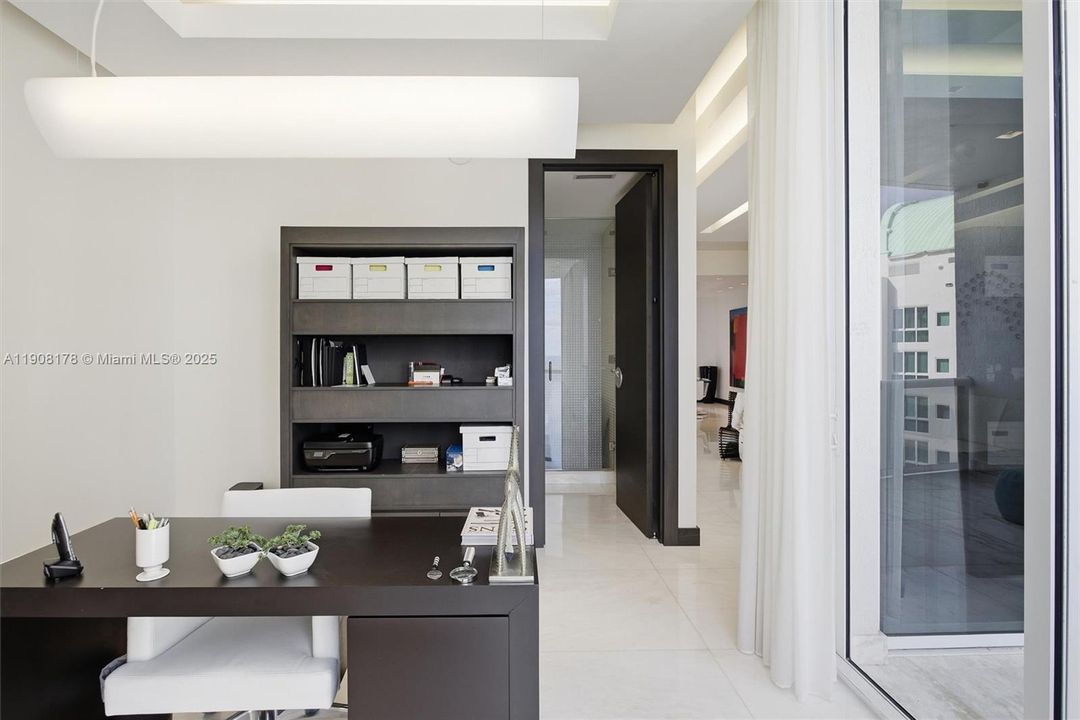 合同活跃: $2,375,000 (3 贝兹, 3 浴室, 2327 平方英尺)